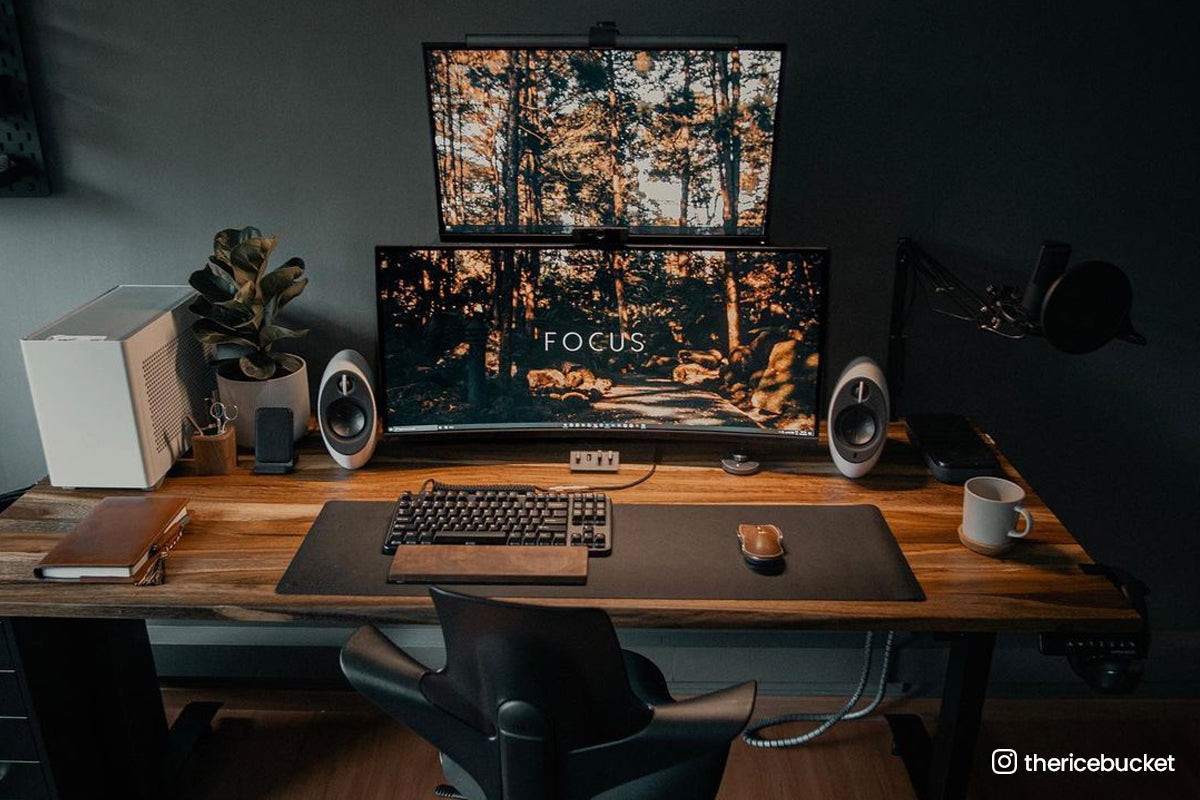 A Dark Themed Workspace: Inside the Inspirational Omnidesk Setup of @thericebucket